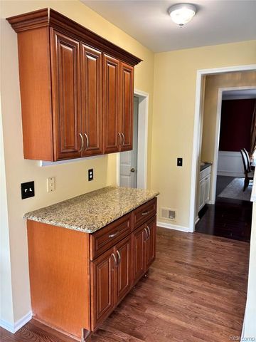 466 Ivy Lane, Troy, MI 48098