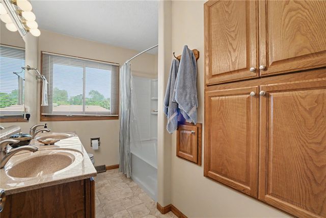 1129 25th St, Cedar Rapids, IA 52403