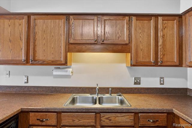 4364 S Meadow Drive, Waterford, MI 48329