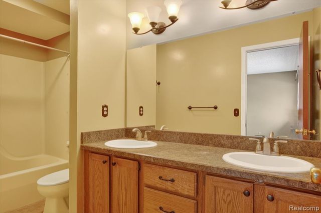 4364 S Meadow Drive, Waterford, MI 48329