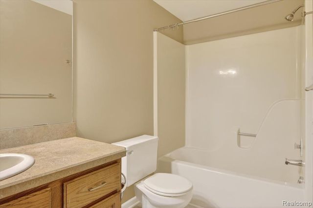 4364 S Meadow Drive, Waterford, MI 48329