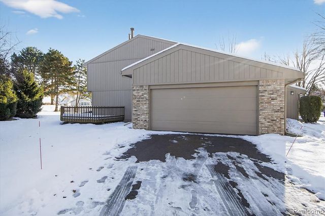 4364 S Meadow Drive, Waterford, MI 48329