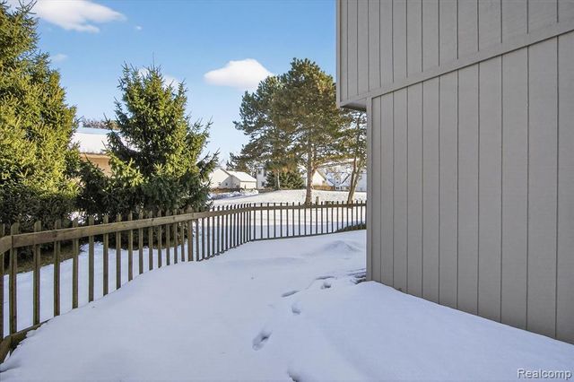 4364 S Meadow Drive, Waterford, MI 48329