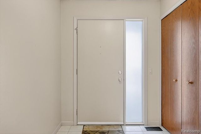 4364 S Meadow Drive, Waterford, MI 48329