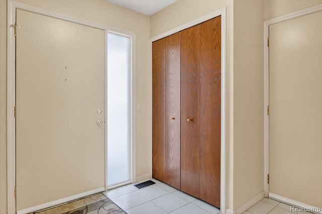 4364 S Meadow Drive, Waterford, MI 48329