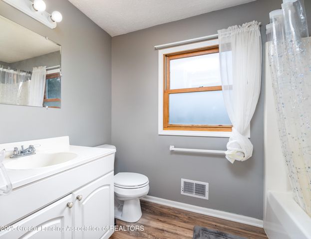 9457 S Hollister Road, Laingsburg, MI 48848