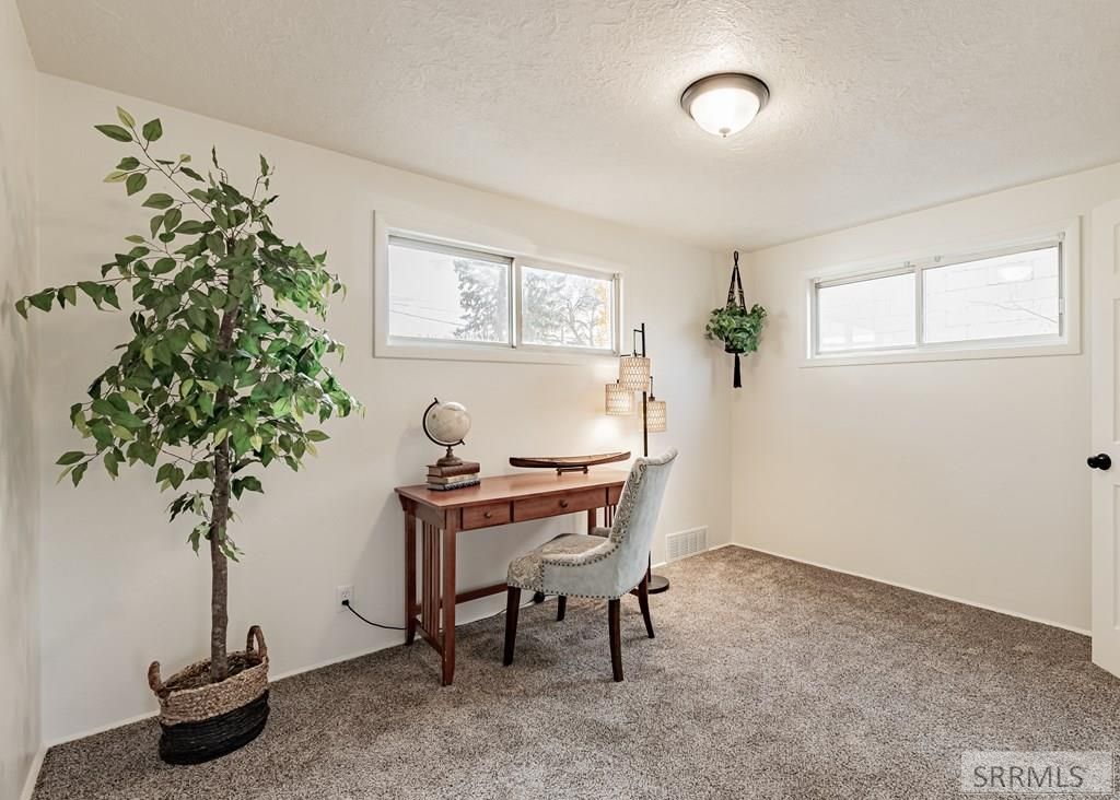 Image 11 of property listing at 215 W 15th Street, Idaho Falls, ID 83402