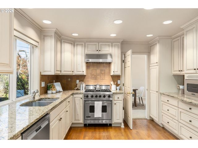 12878 Sw SIERRA VISTA Dr, Lake Oswego, OR 97035