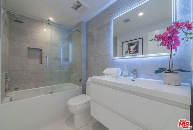 1214 N Sycamore Avenue, Los Angeles, CA 90038