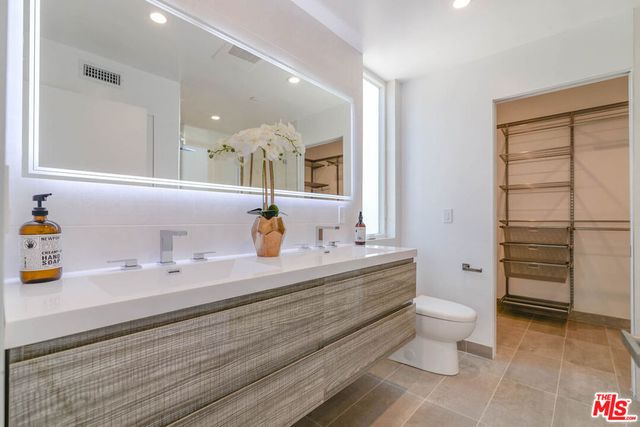 1214 N Sycamore Avenue, Los Angeles, CA 90038