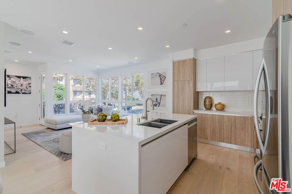 1214 N Sycamore Avenue, Los Angeles, CA 90038