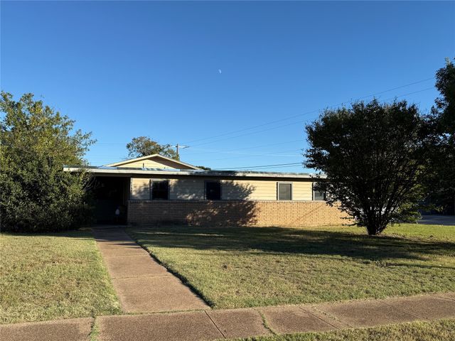 1381 Hillcrest Drive, Graham, TX 76450