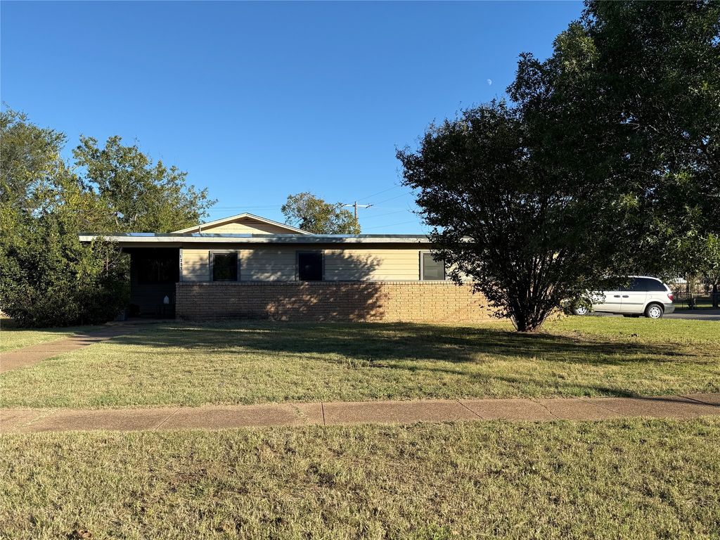 1381 Hillcrest Drive, Graham, TX 76450