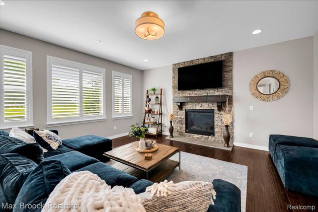 1126 Queensboro Drive, Rochester Hills, MI 48307