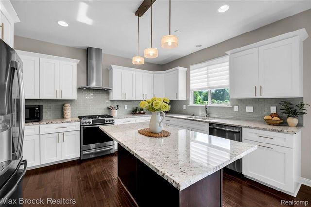 1126 Queensboro Drive, Rochester Hills, MI 48307