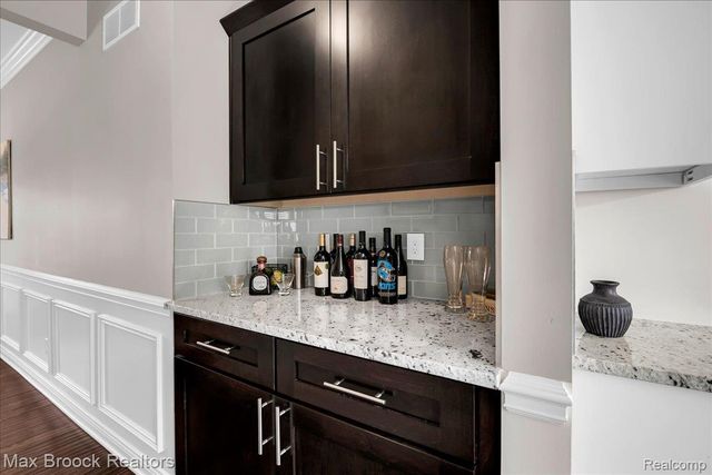 1126 Queensboro Drive, Rochester Hills, MI 48307