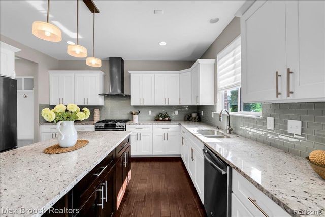 1126 Queensboro Drive, Rochester Hills, MI 48307