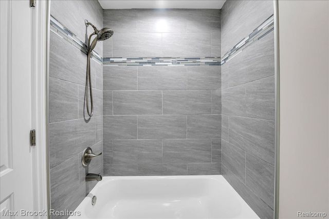 1126 Queensboro Drive, Rochester Hills, MI 48307