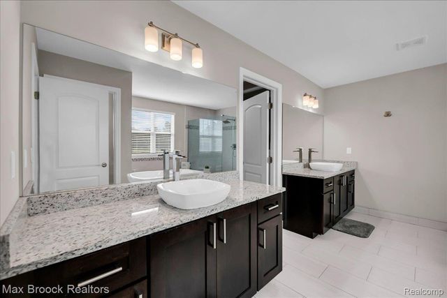 1126 Queensboro Drive, Rochester Hills, MI 48307