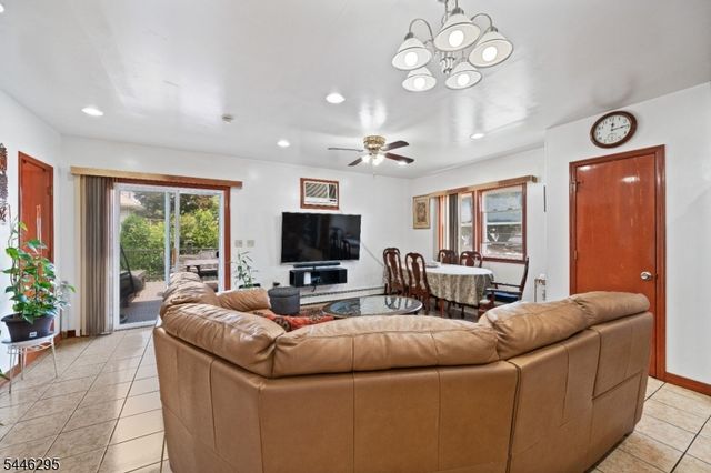 22 George St, Clifton City, NJ 07011
