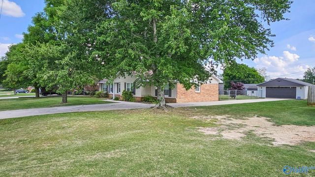 1907 West Hobbs Street, Athens, AL 35611