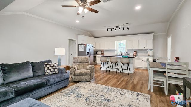 1907 West Hobbs Street, Athens, AL 35611