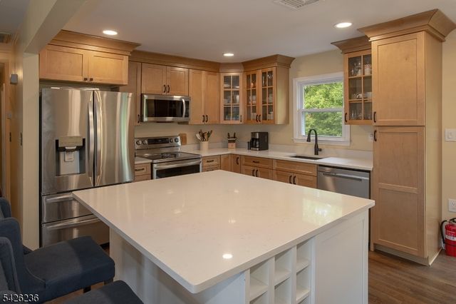 10 Birch Dr, Newton Town, NJ 07860