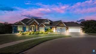 9004 E Torrey Pine Cir, Sioux Falls, SD 57110