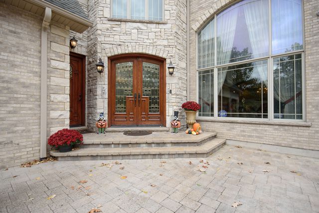 11226 Hiawatha Lane, Indian Head Park, IL 60525