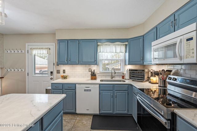 6530 Manassas Dr, Pewee Valley, KY 40056