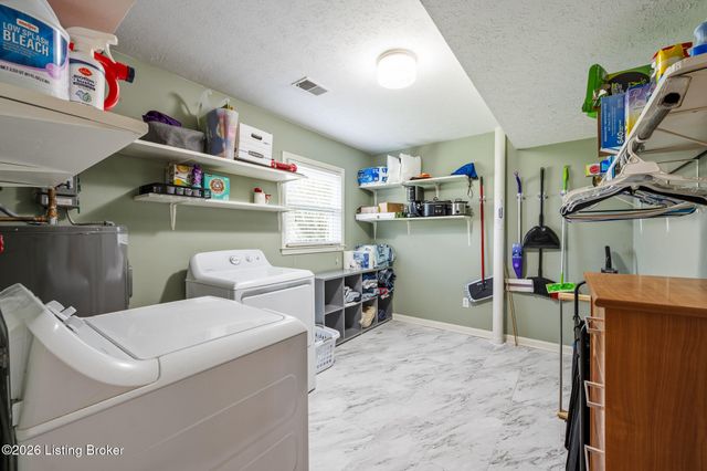 6530 Manassas Dr, Pewee Valley, KY 40056