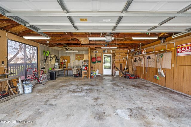 6530 Manassas Dr, Pewee Valley, KY 40056