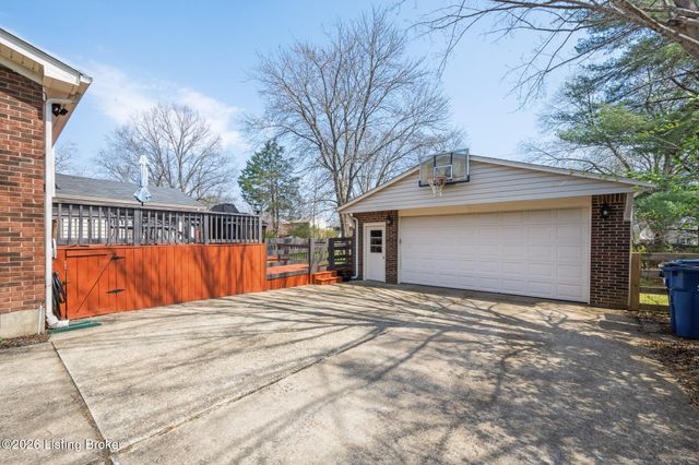 6530 Manassas Dr, Pewee Valley, KY 40056