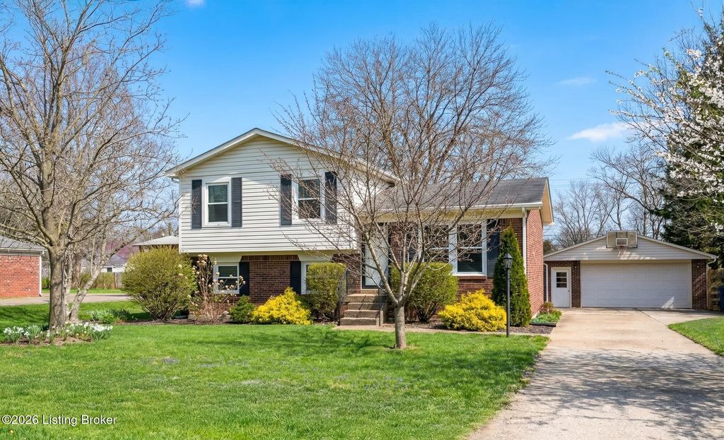 6530 Manassas Dr, Pewee Valley, KY 40056