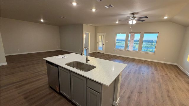 3542 Sepehr Lake Dr, Robstown, TX 78380