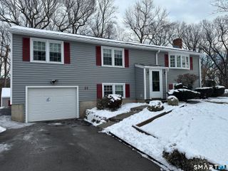 33 Sky View Circle, Hamden, CT 06514