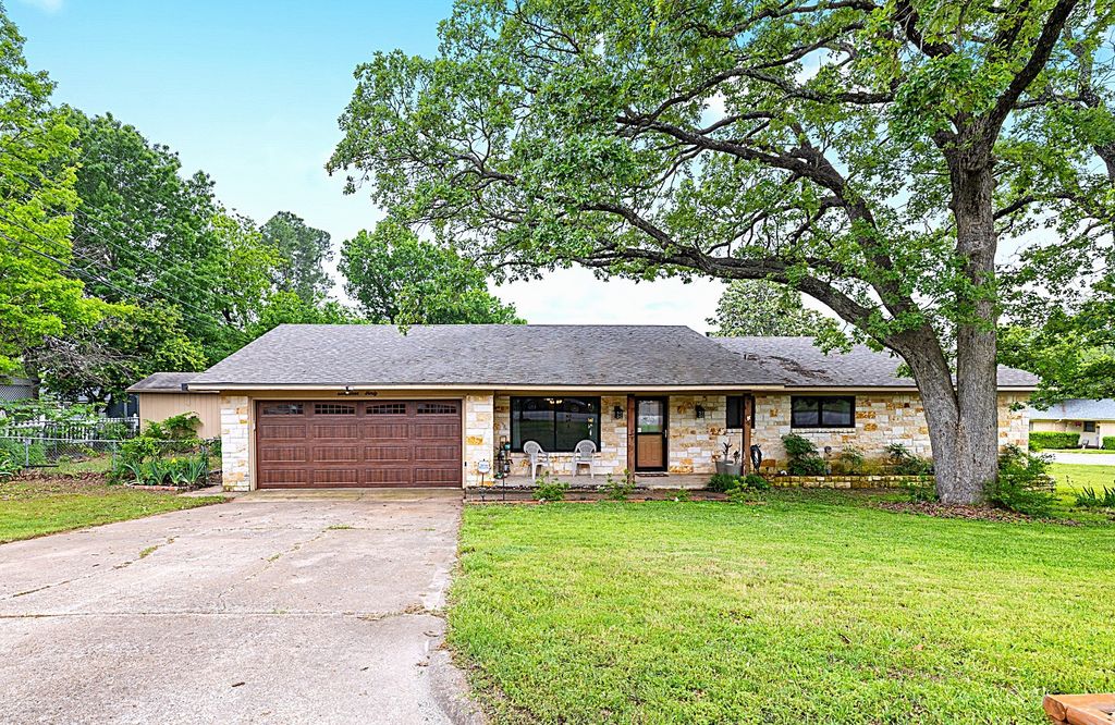 1730 W Hull Street, Denison, TX 75020