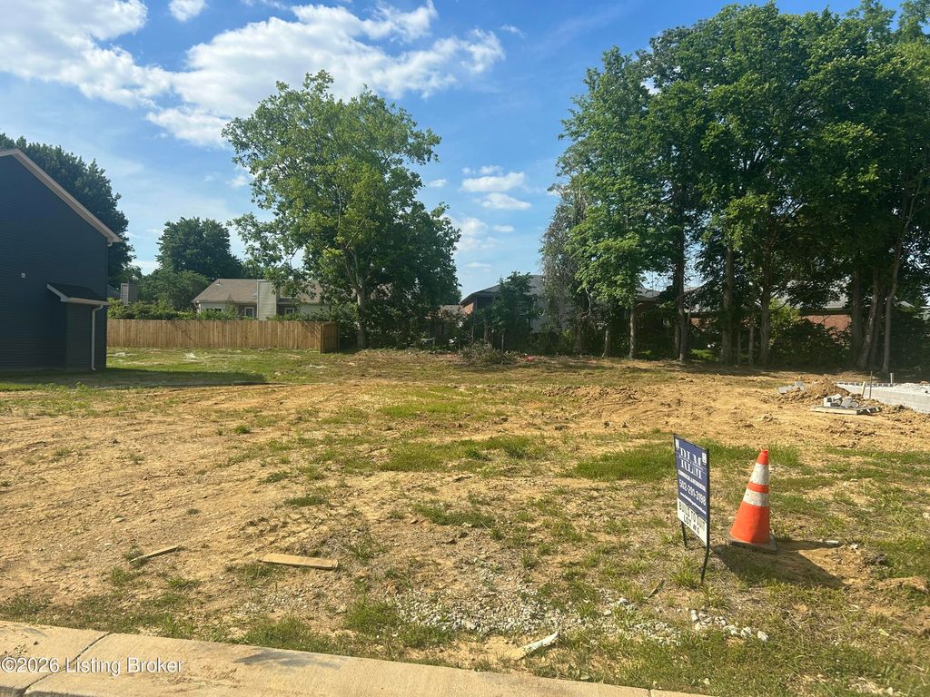 8206 Roseborough Rd, Louisville, KY 40228