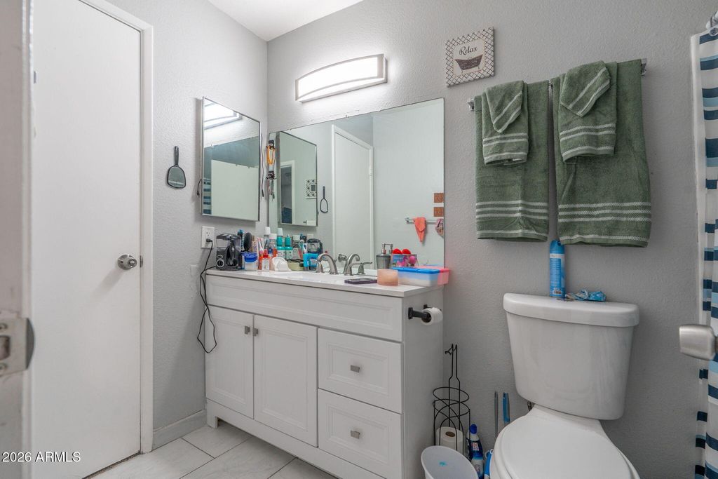 Image 10 of property listing at 3346 W HARMONT Drive, Phoenix, AZ 85051