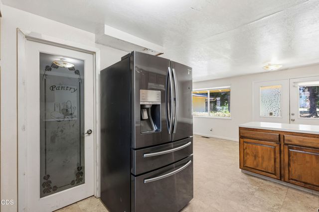 1980 McCarter Lane, Grants Pass, OR 97527