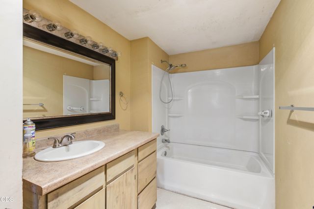 1980 McCarter Lane, Grants Pass, OR 97527