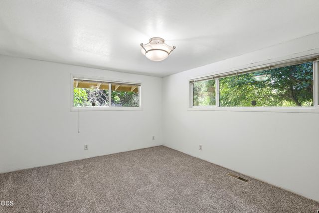 1980 McCarter Lane, Grants Pass, OR 97527
