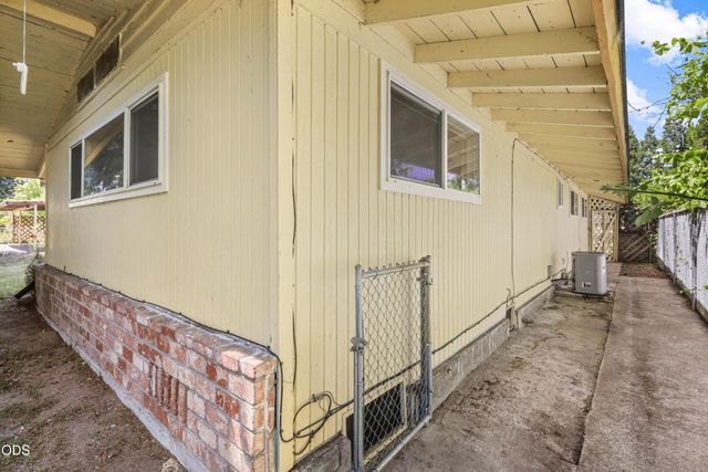 1980 McCarter Lane, Grants Pass, OR 97527