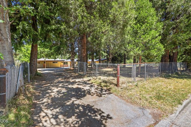 1980 McCarter Lane, Grants Pass, OR 97527