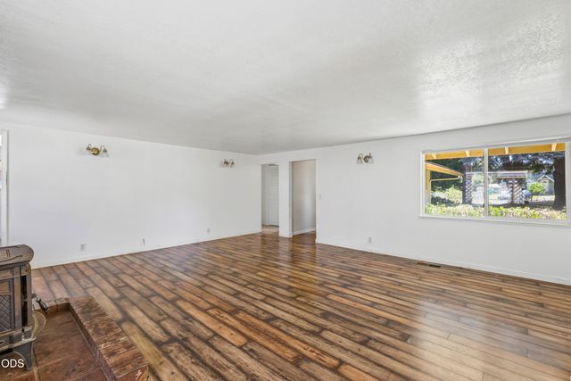 1980 McCarter Lane, Grants Pass, OR 97527