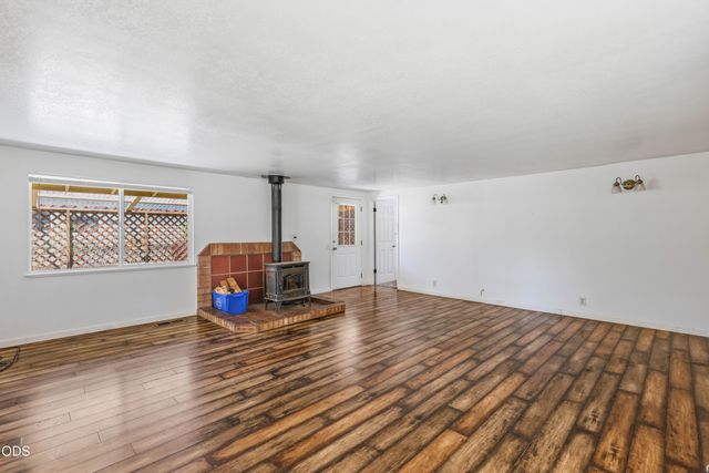 1980 McCarter Lane, Grants Pass, OR 97527