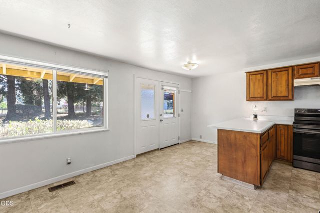1980 McCarter Lane, Grants Pass, OR 97527