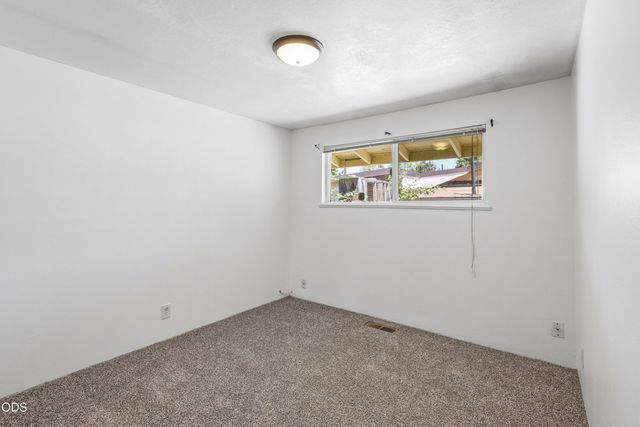 1980 McCarter Lane, Grants Pass, OR 97527