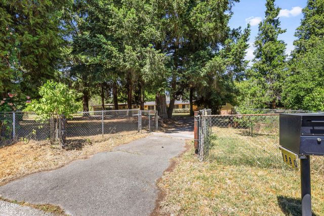 1980 McCarter Lane, Grants Pass, OR 97527