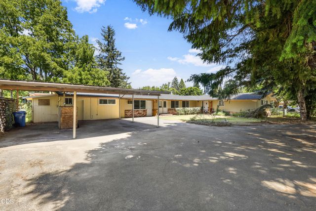 1980 McCarter Lane, Grants Pass, OR 97527